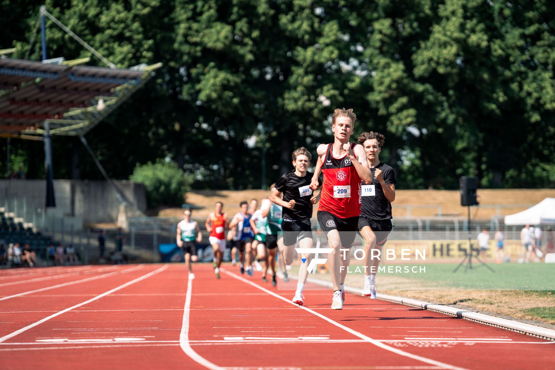 Mika Pikutzki (LG Osnabrueck) ueber 800m vor Elias Geffert (Hannover 96) und Peter Rothaupt (TV Lilienthal) auf der Zielgeraden am 03.07.2022 waehrend den NLV+BLV Leichtathletik-Landesmeisterschaften im Jahnstadion in Goettingen (Tag 1)